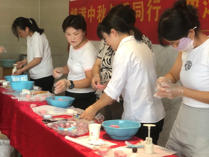 鼎鑫中心迎中秋：DIY月餅樂翻天，物業(yè)暖心添喜慶